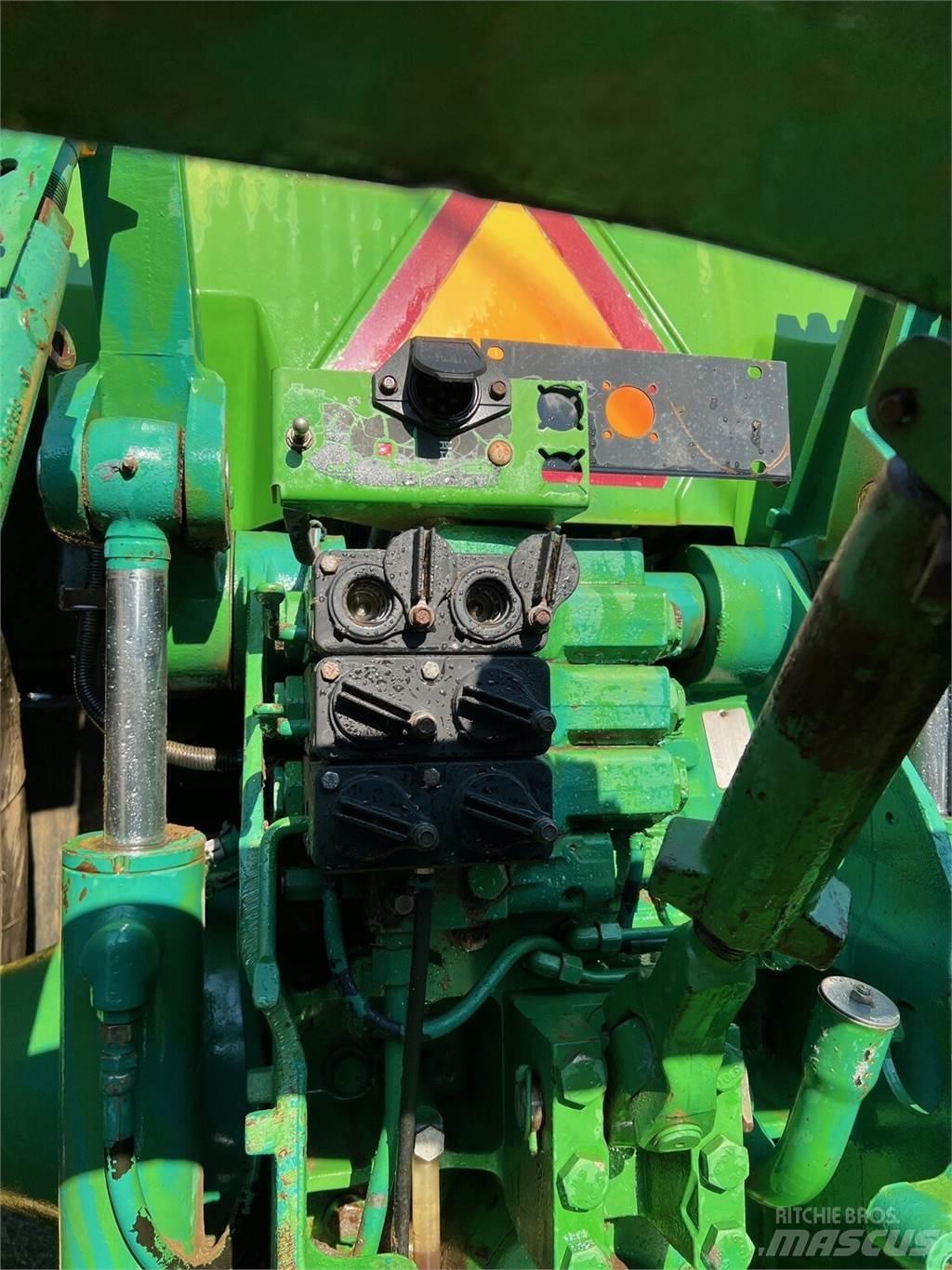 John Deere 8200 الجرارات