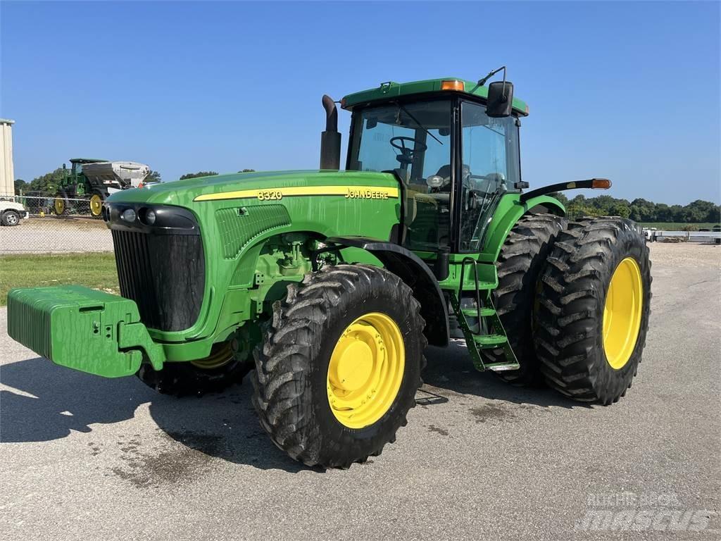 John Deere 8320 الجرارات