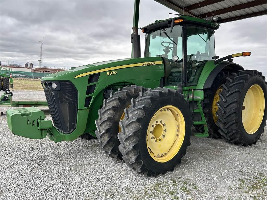 John Deere 8330 الجرارات