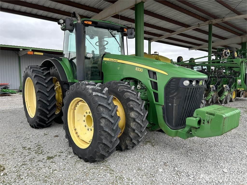John Deere 8330 الجرارات