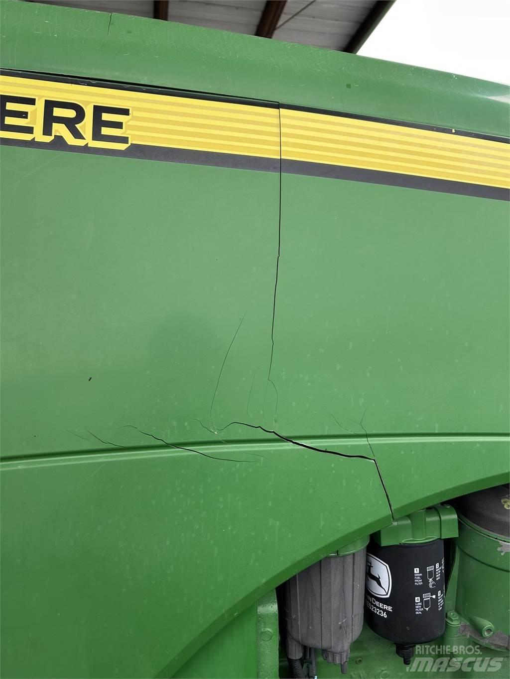 John Deere 8330 الجرارات