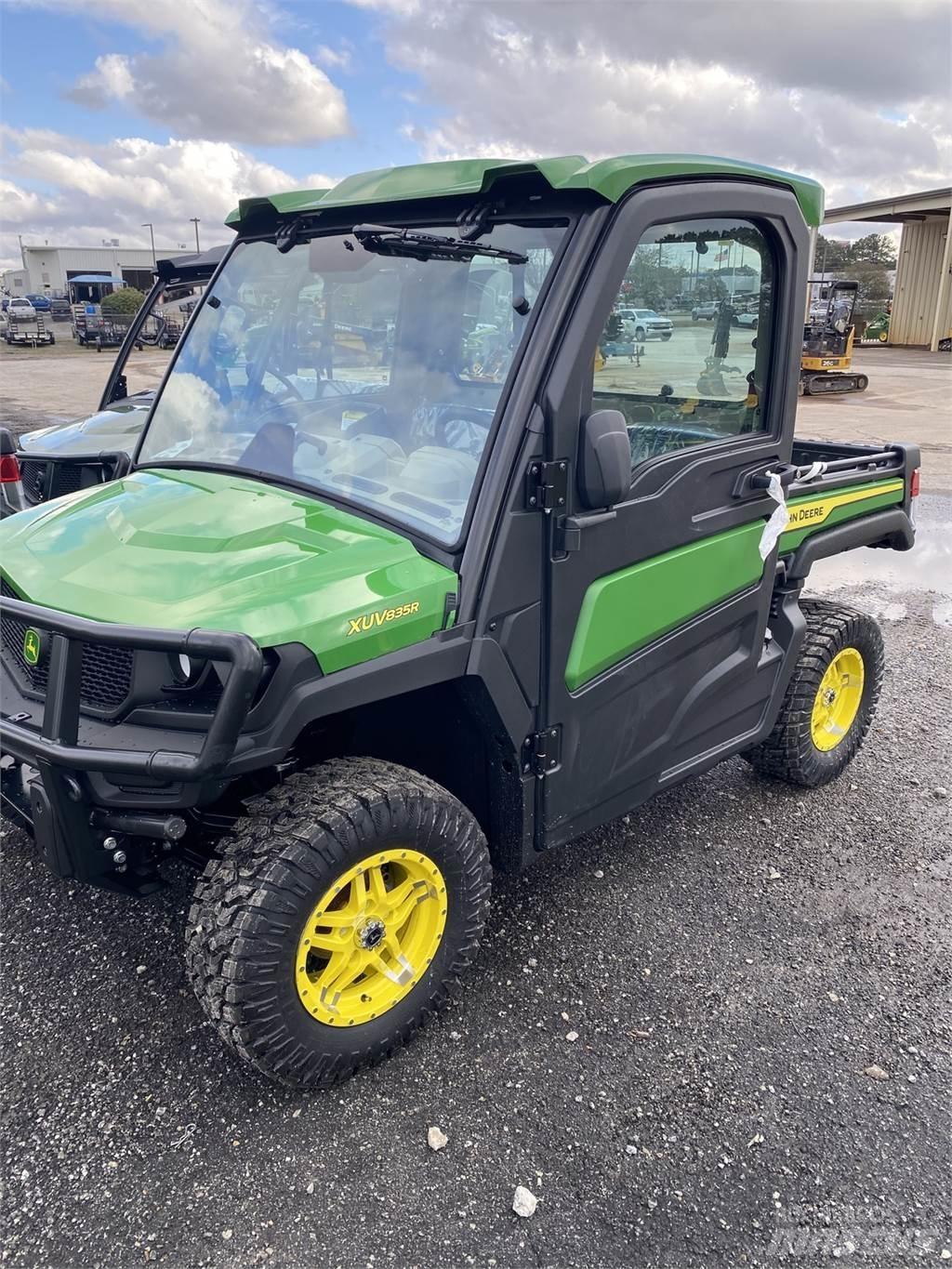 John Deere 835R ماكينات منفعة عامة