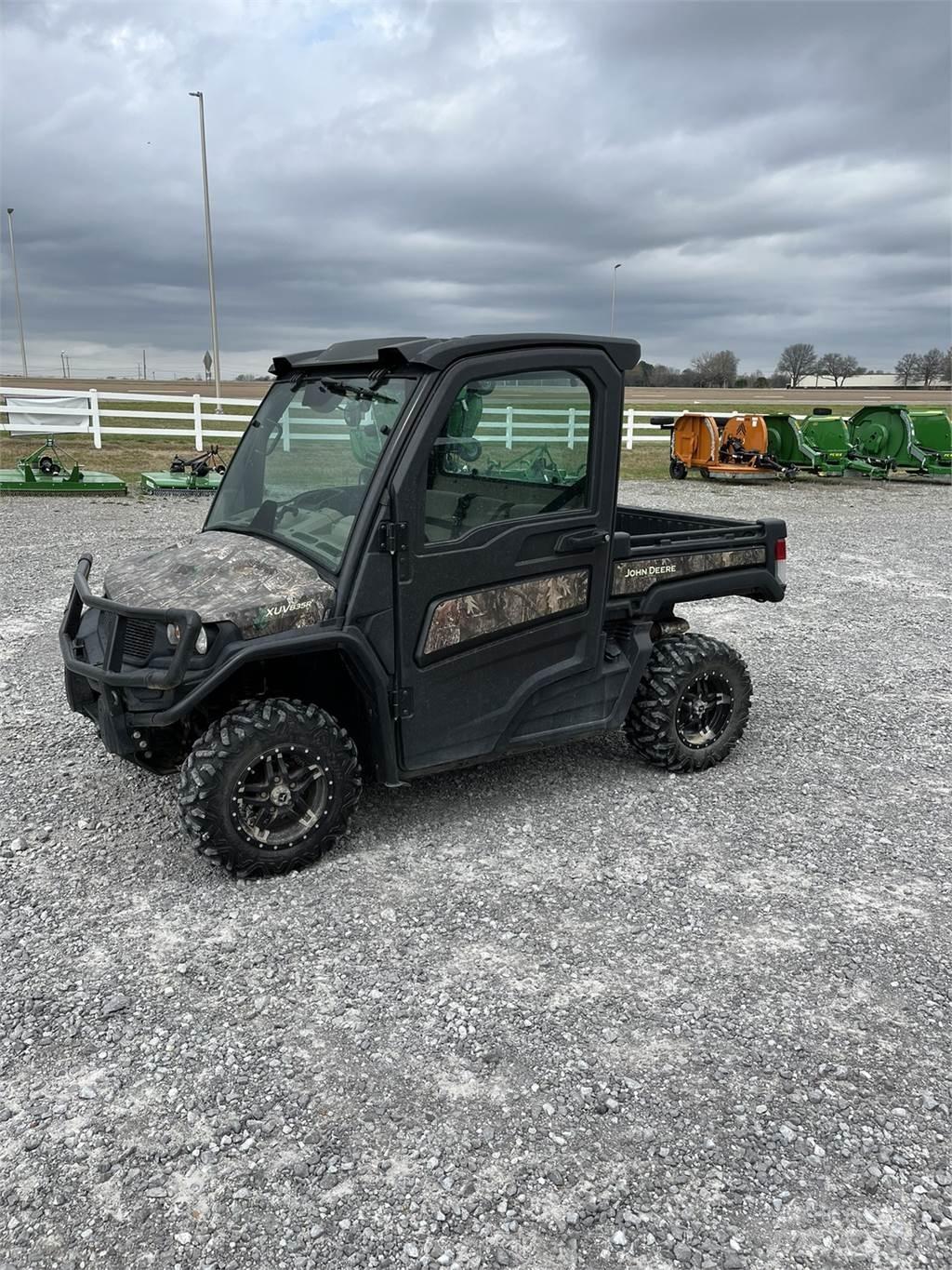 John Deere 835R ماكينات منفعة عامة