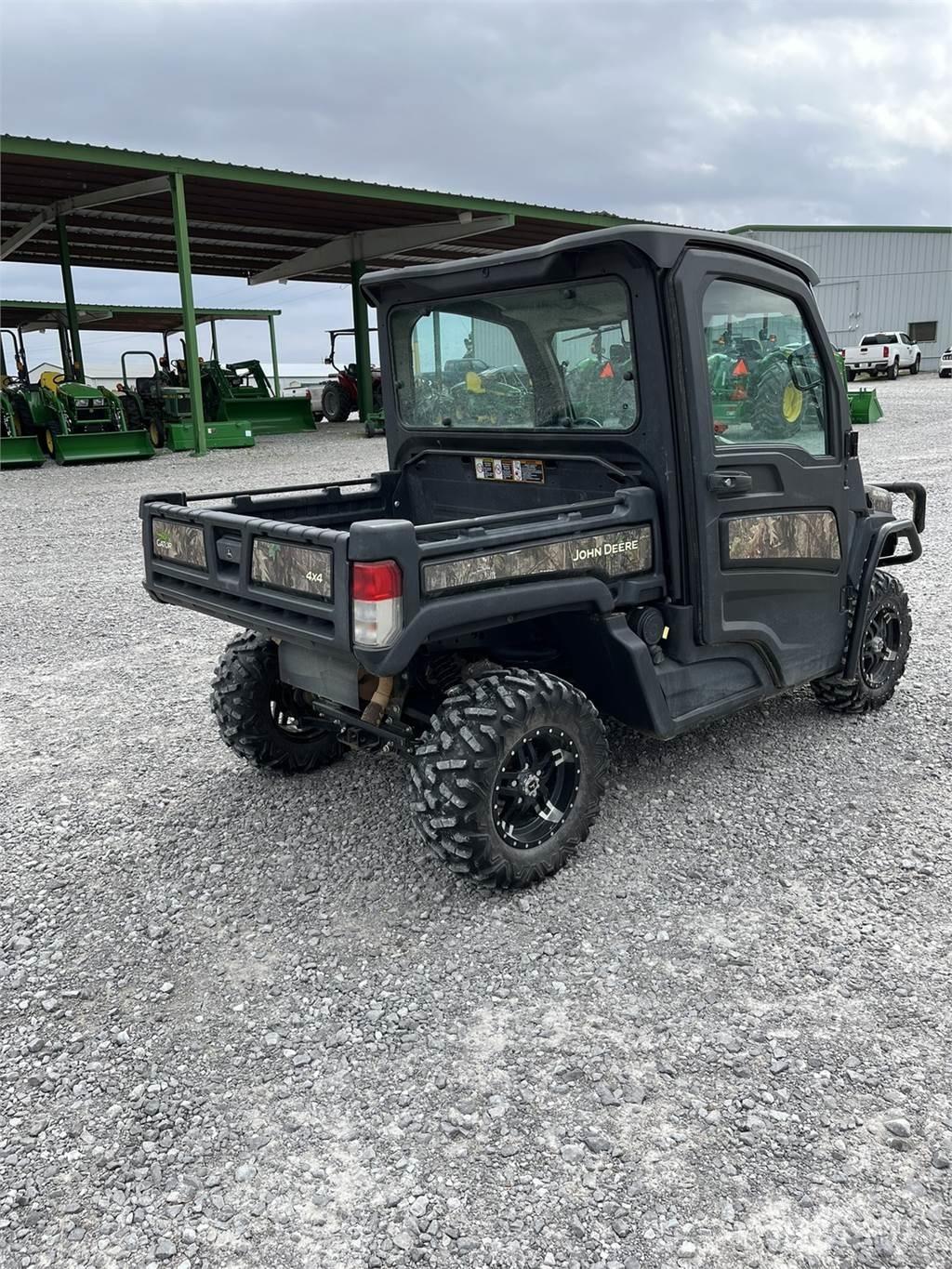 John Deere 835R ماكينات منفعة عامة
