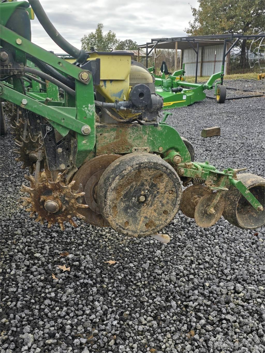 John Deere DB44 معدات بذر