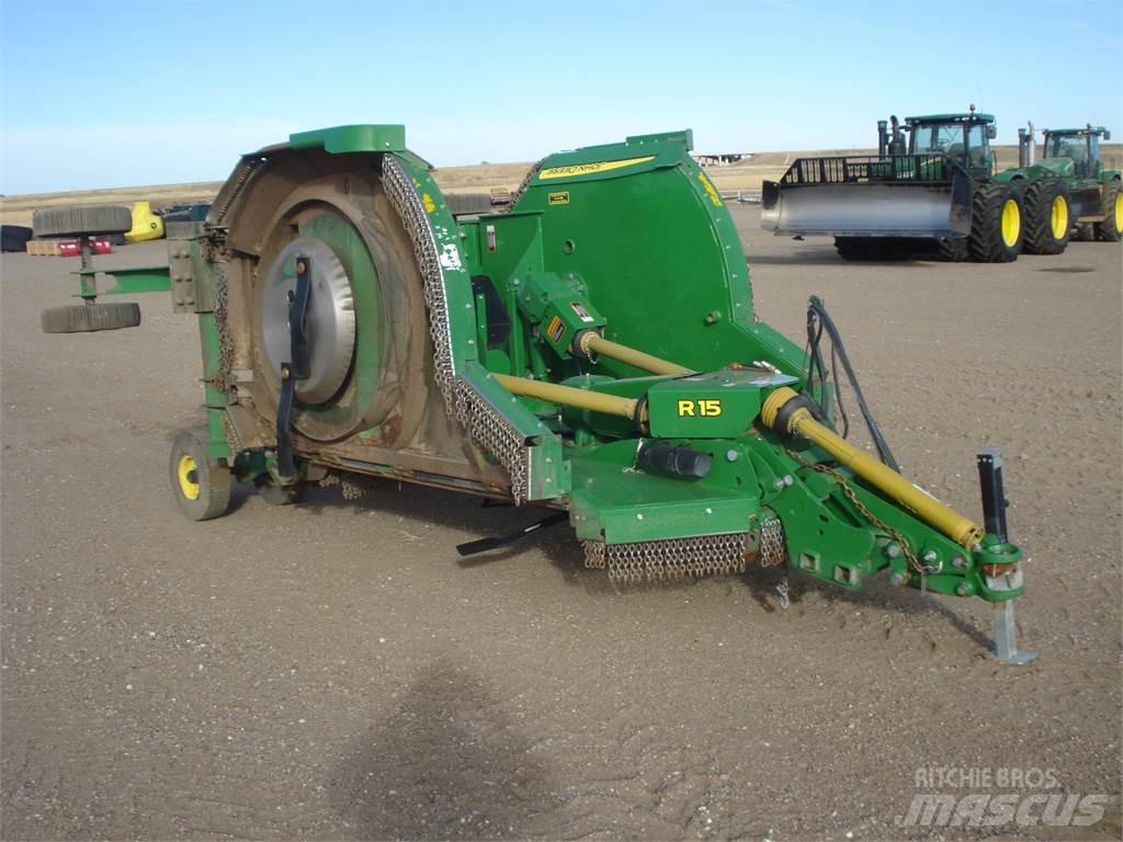 John Deere R15 آلات تمزيق الحزم وتقطيعها ونشرها