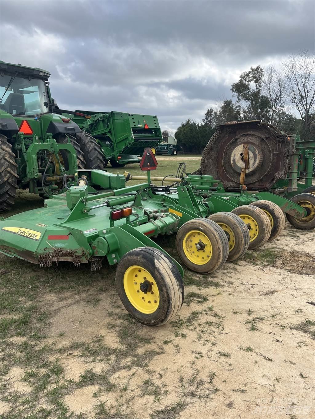 John Deere R15 آلات تمزيق الحزم وتقطيعها ونشرها
