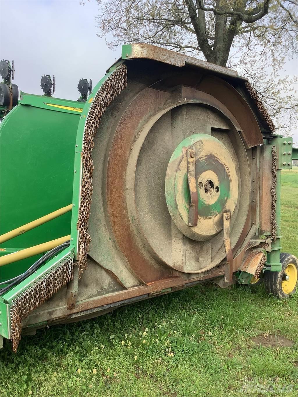 John Deere R20 آلات تمزيق الحزم وتقطيعها ونشرها