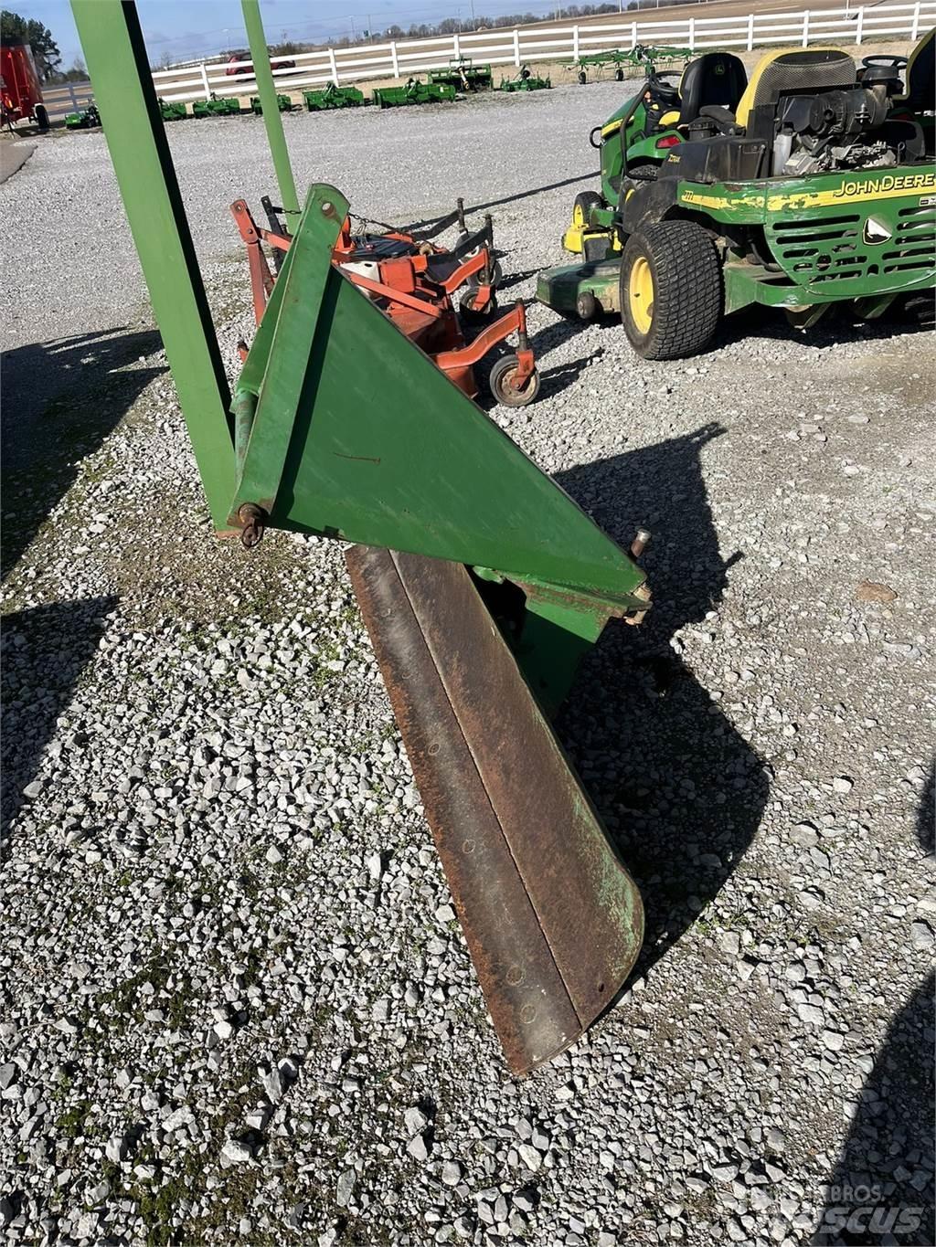 John Deere RB60 حراثات ونصول الجليد