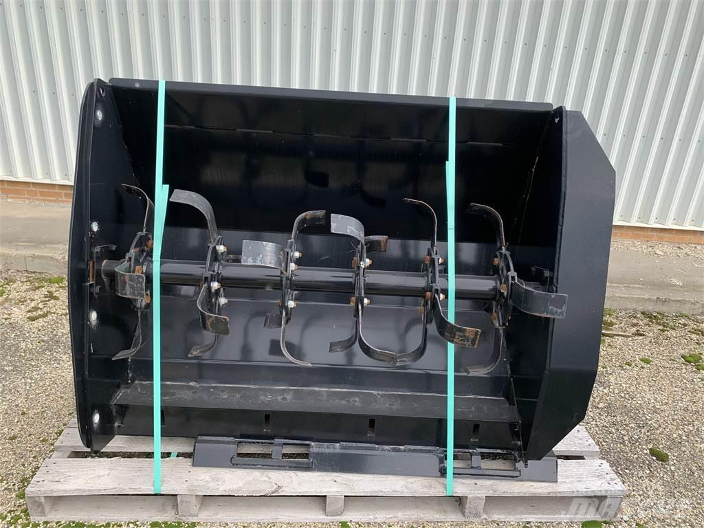 John Deere RT52 الكاسحات وقلابات التربة ذات المحركات