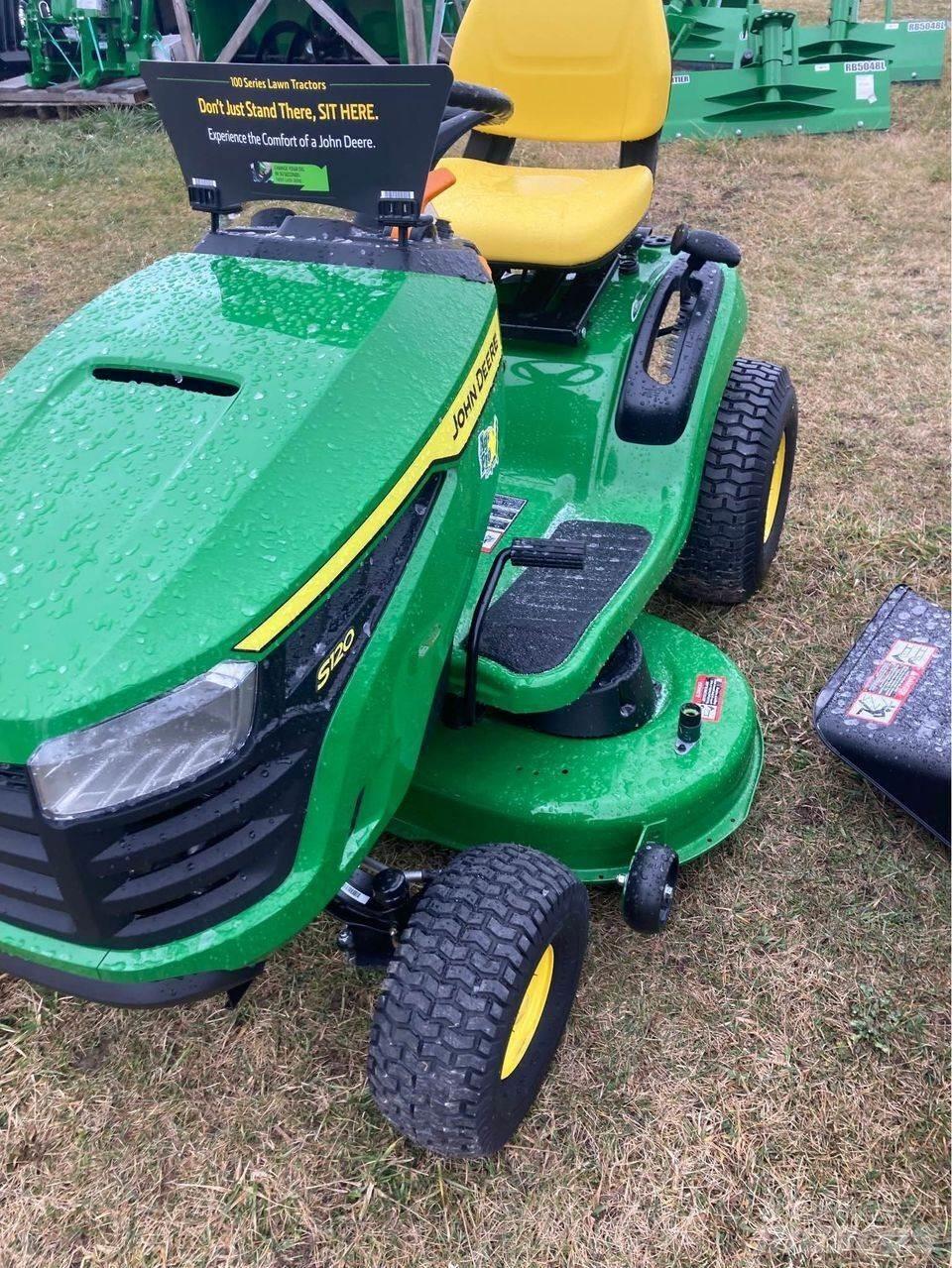 John Deere S120 ركوب الحشائش