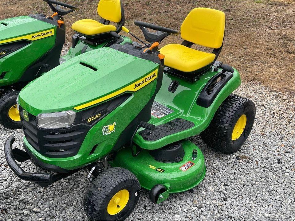 John Deere S220 جرارات مدمجة