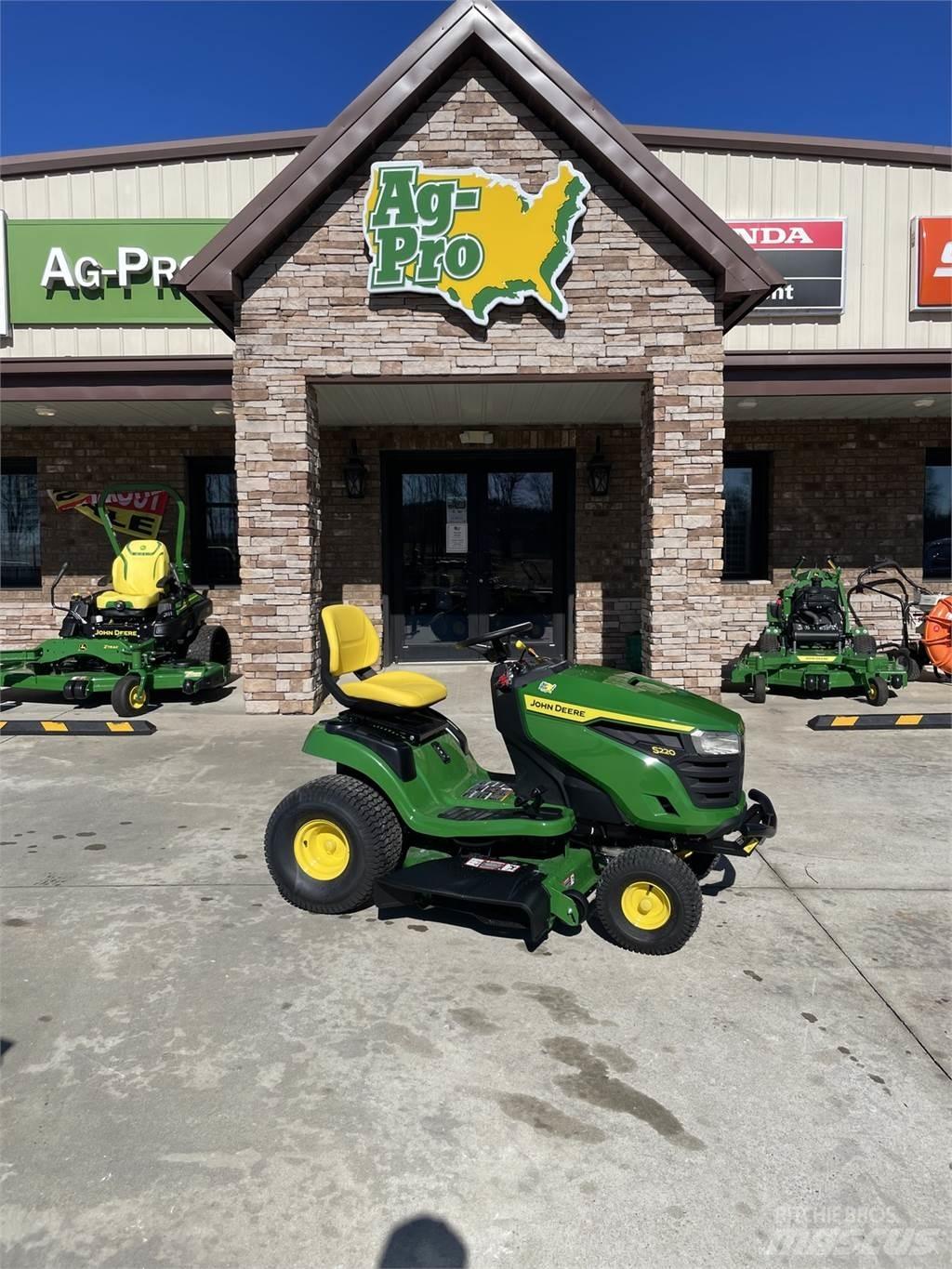 John Deere S220 ركوب الحشائش