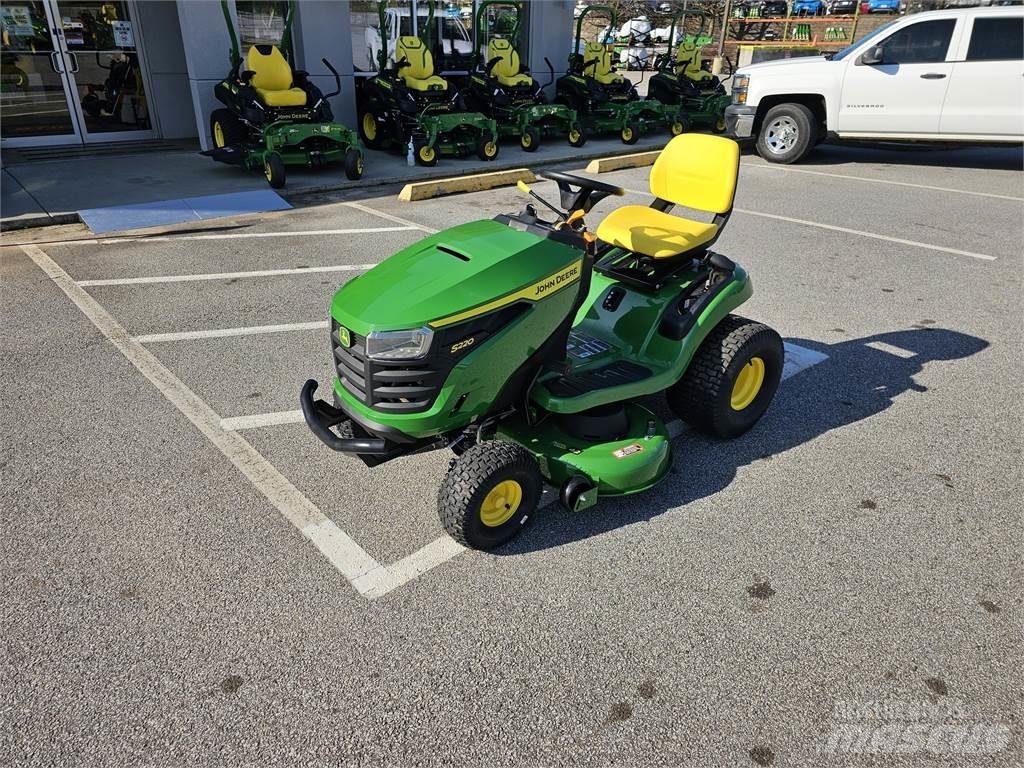 John Deere S220 ركوب الحشائش