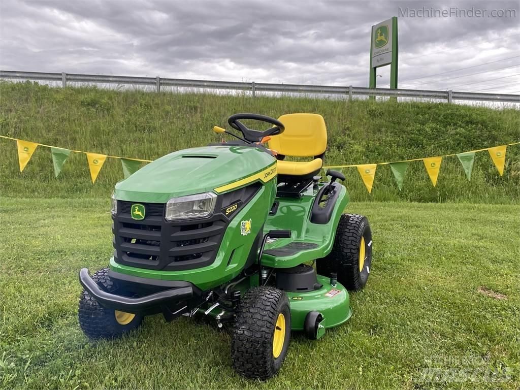 John Deere S220 ركوب الحشائش