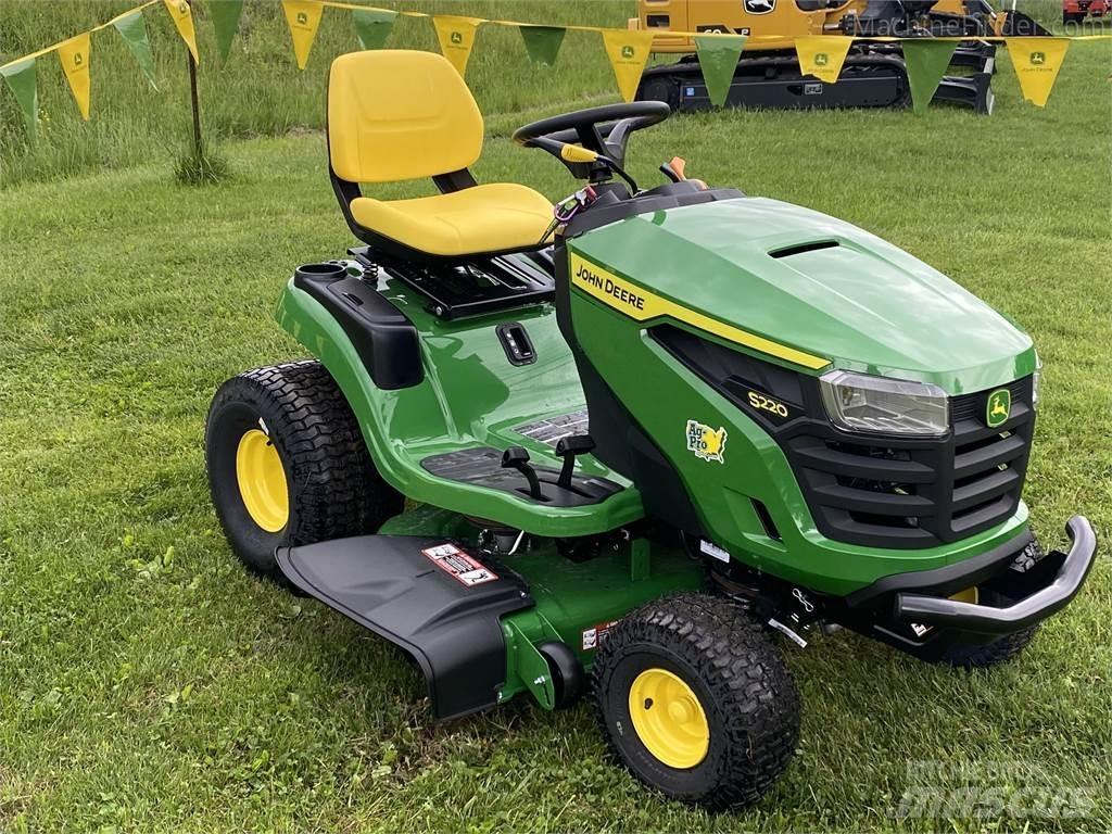 John Deere S220 ركوب الحشائش