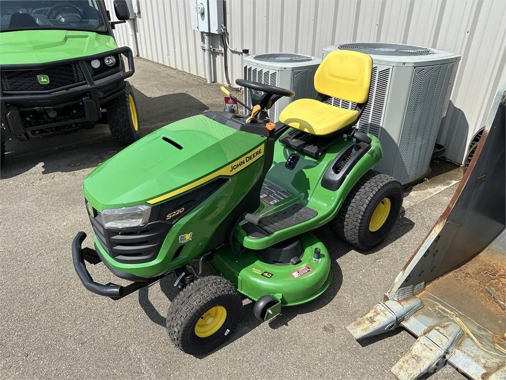 John Deere S220 ركوب الحشائش