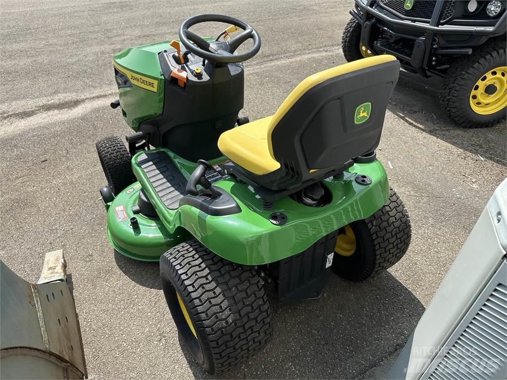John Deere S220 ركوب الحشائش