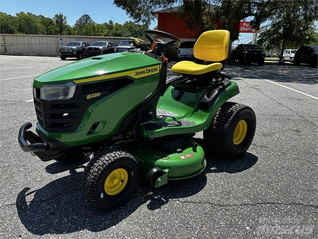 John Deere S220 ركوب الحشائش