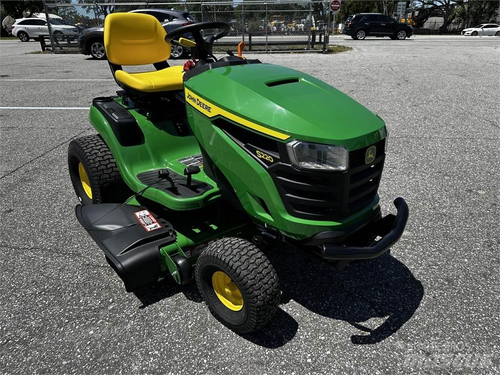 John Deere S220 ركوب الحشائش
