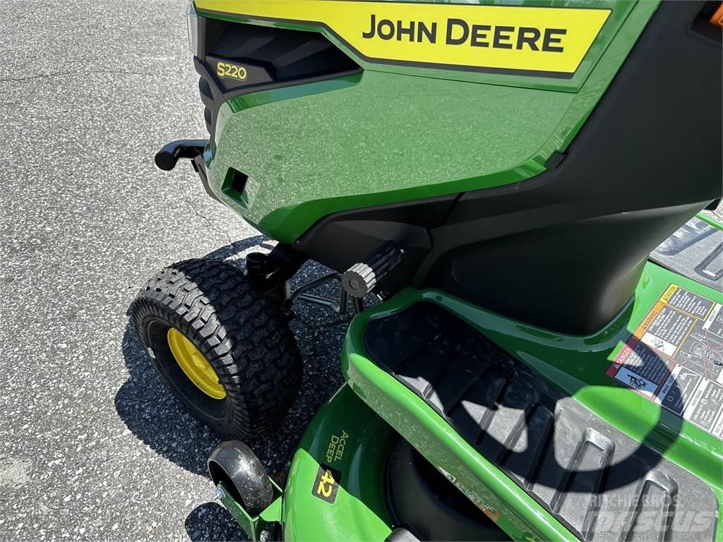 John Deere S220 ركوب الحشائش