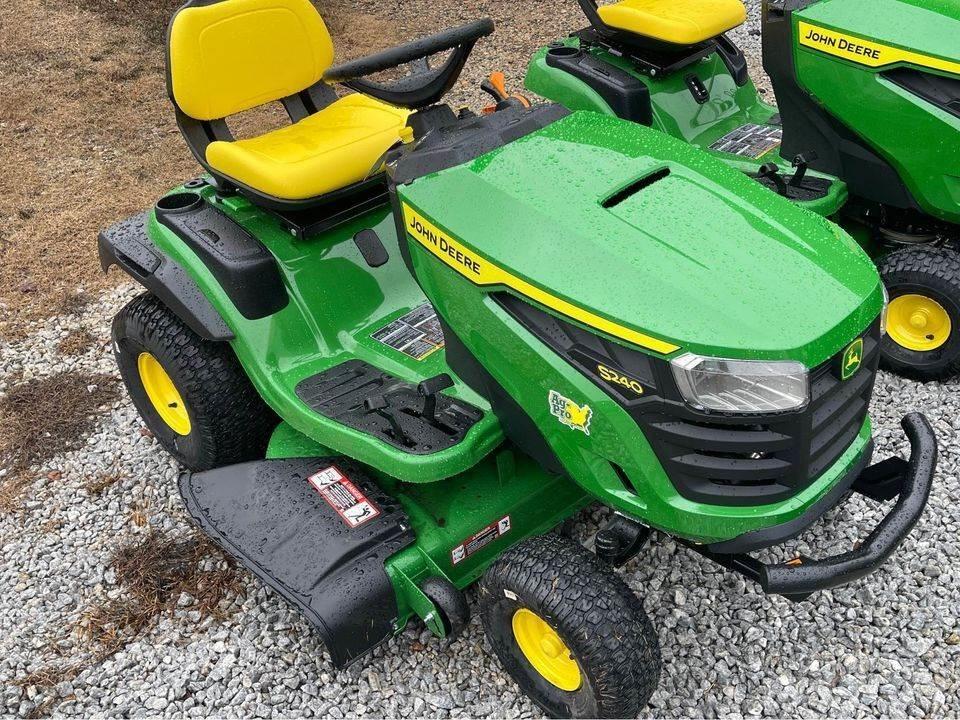 John Deere S240 جرارات مدمجة