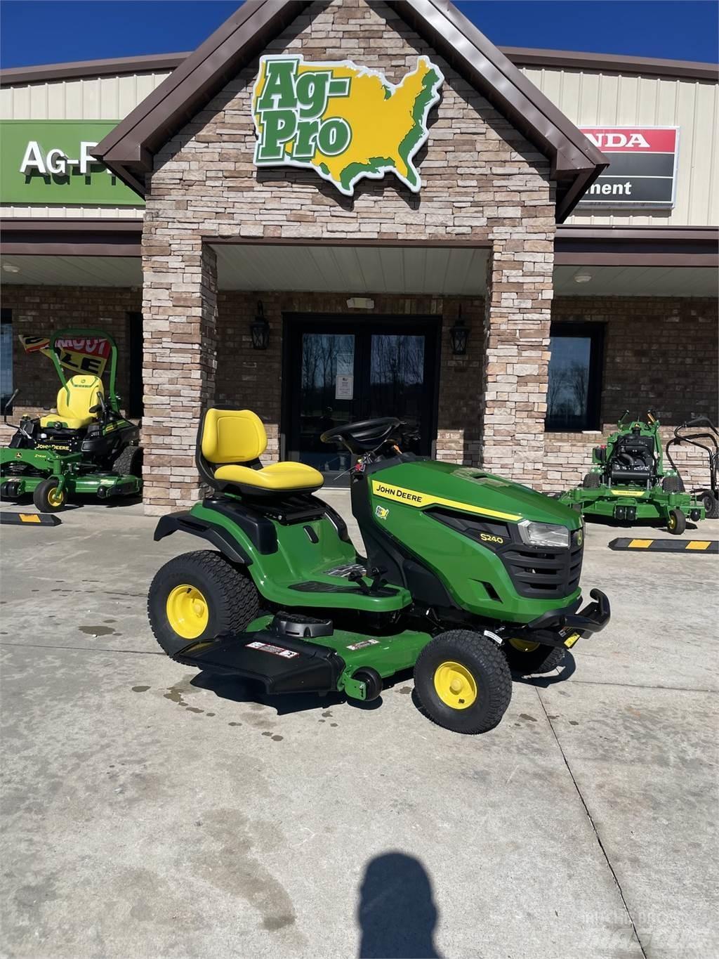 John Deere S240 جرارات مدمجة