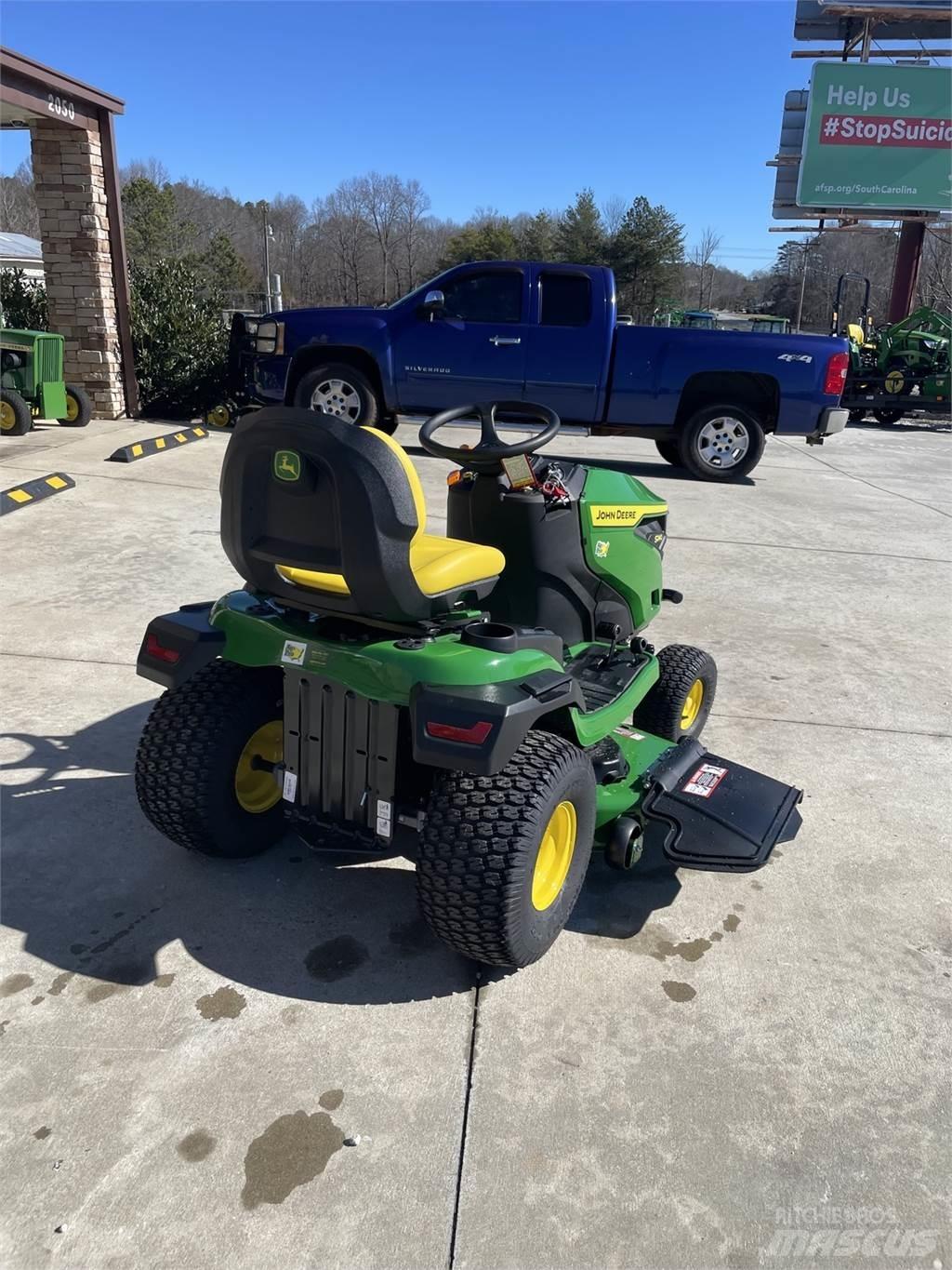 John Deere S240 جرارات مدمجة