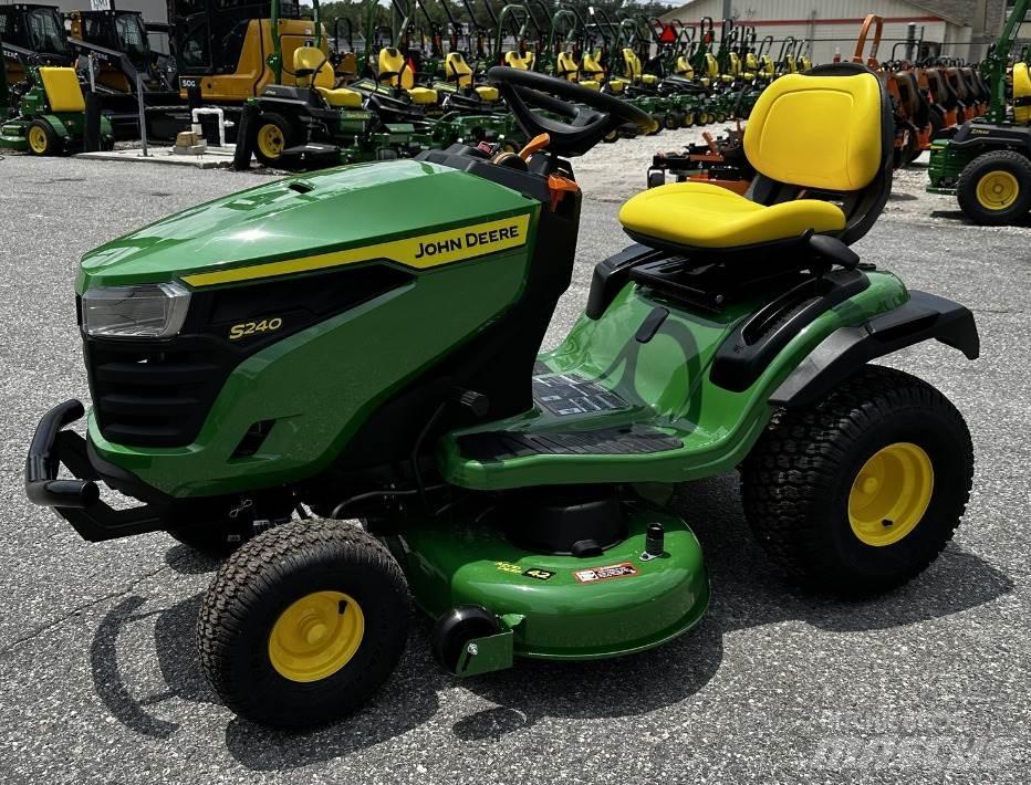 John Deere S240 جرارات مدمجة