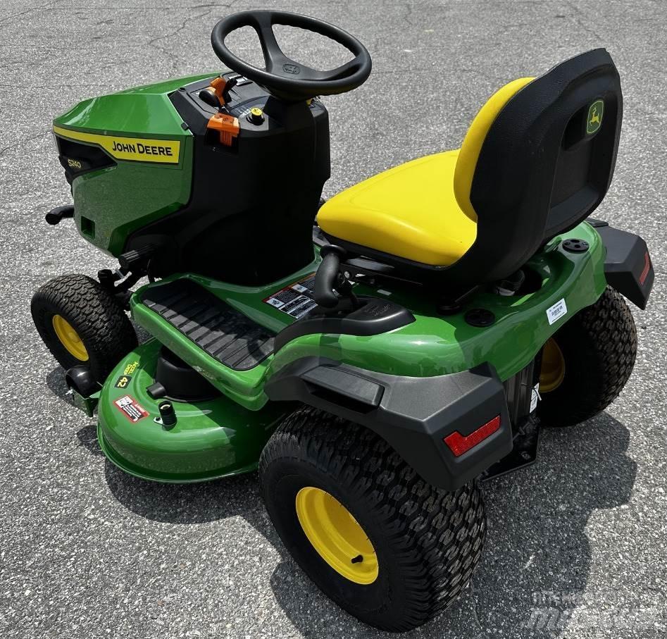 John Deere S240 جرارات مدمجة