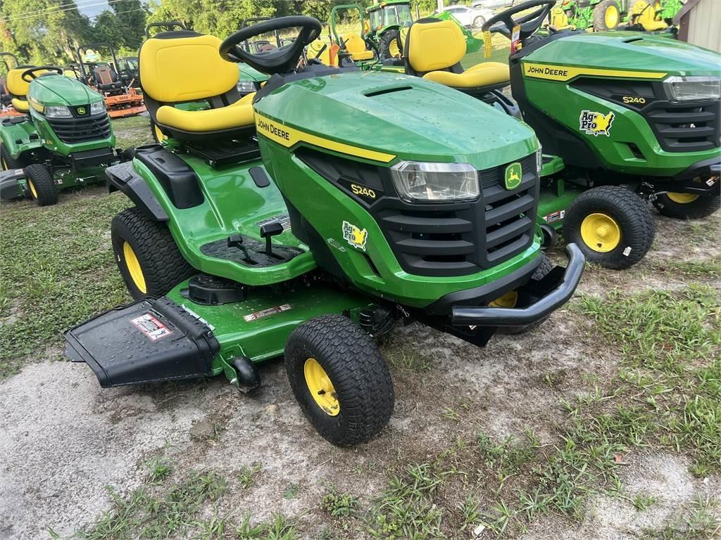 John Deere S240 جرارات مدمجة