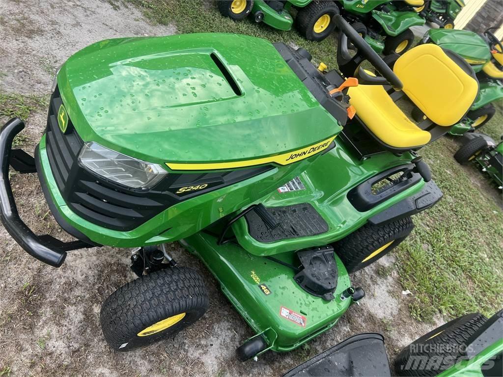 John Deere S240 جرارات مدمجة