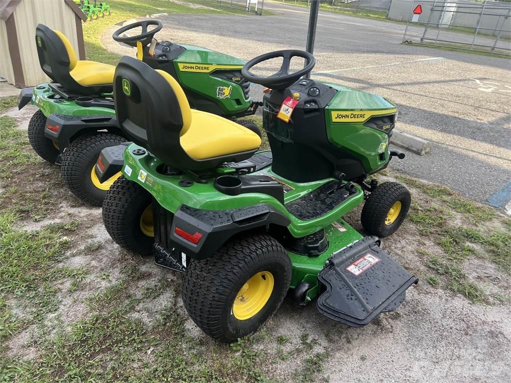John Deere S240 جرارات مدمجة
