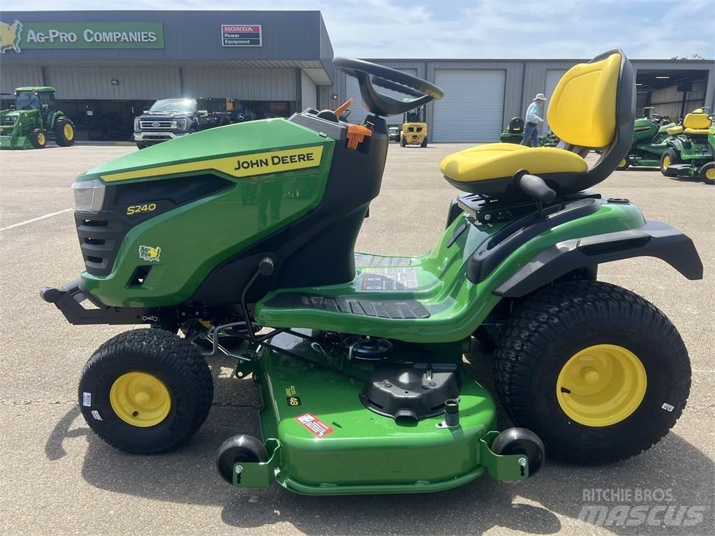 John Deere S240 جرارات مدمجة