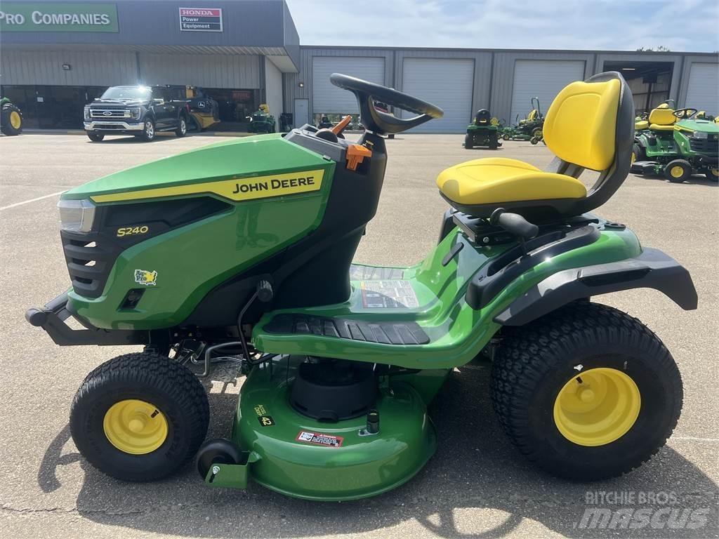 John Deere S240 جرارات مدمجة