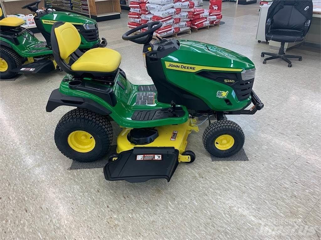 John Deere S240 جرارات مدمجة