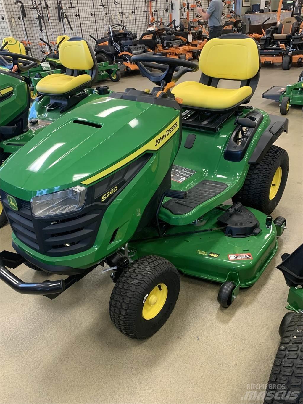 John Deere S240 جرارات مدمجة