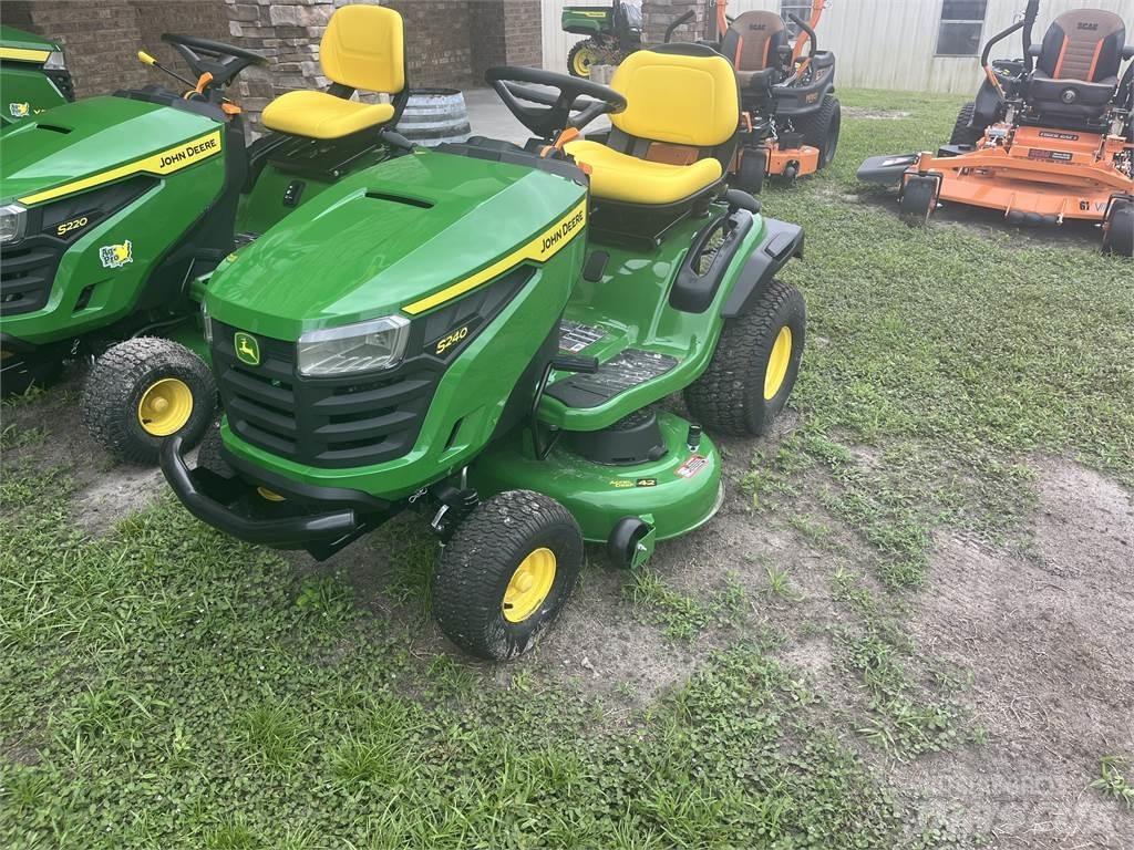 John Deere S240 جرارات مدمجة