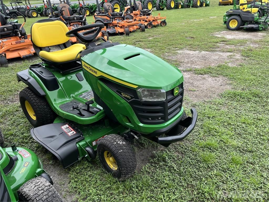 John Deere S240 جرارات مدمجة