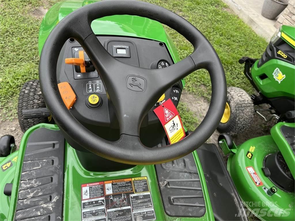 John Deere S240 جرارات مدمجة