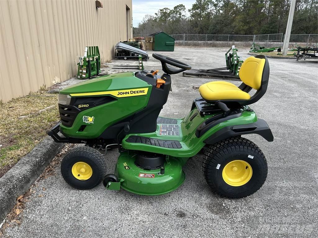 John Deere S240 جرارات مدمجة