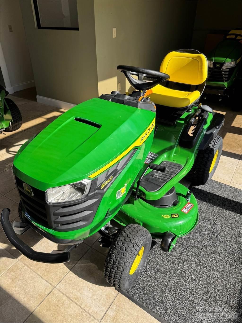 John Deere S240 جرارات مدمجة