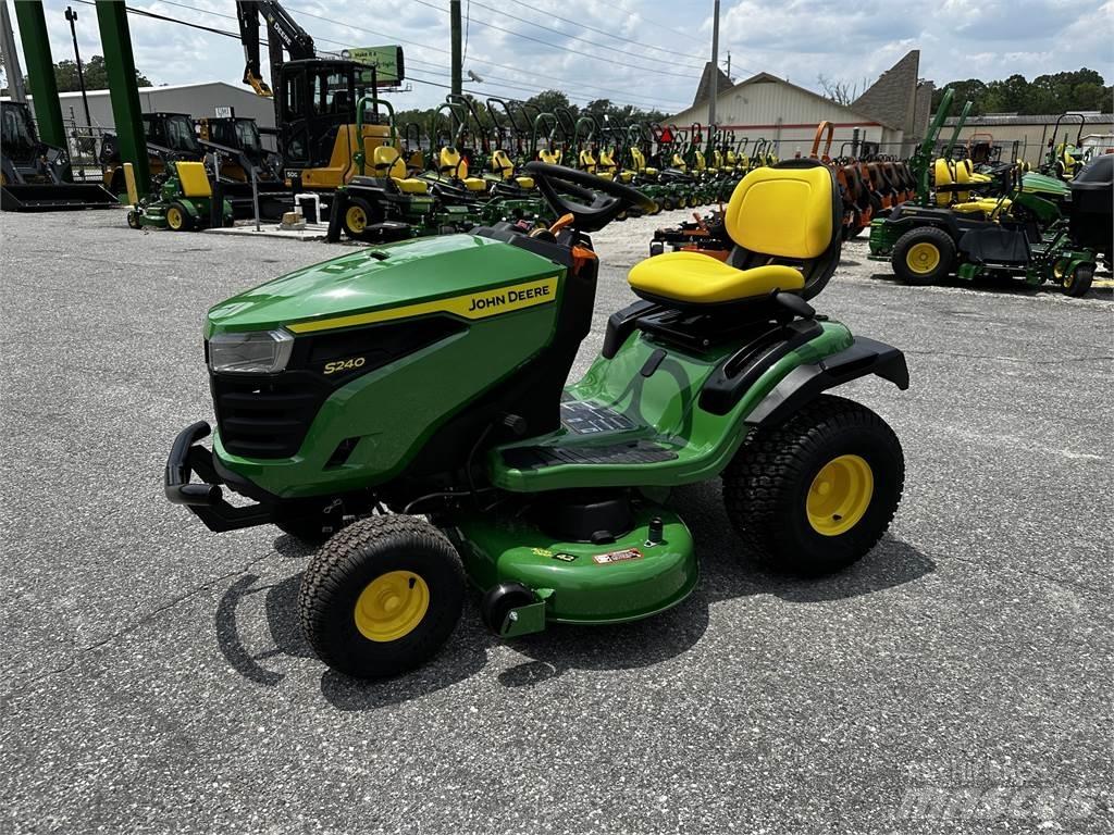 John Deere S240 جرارات مدمجة