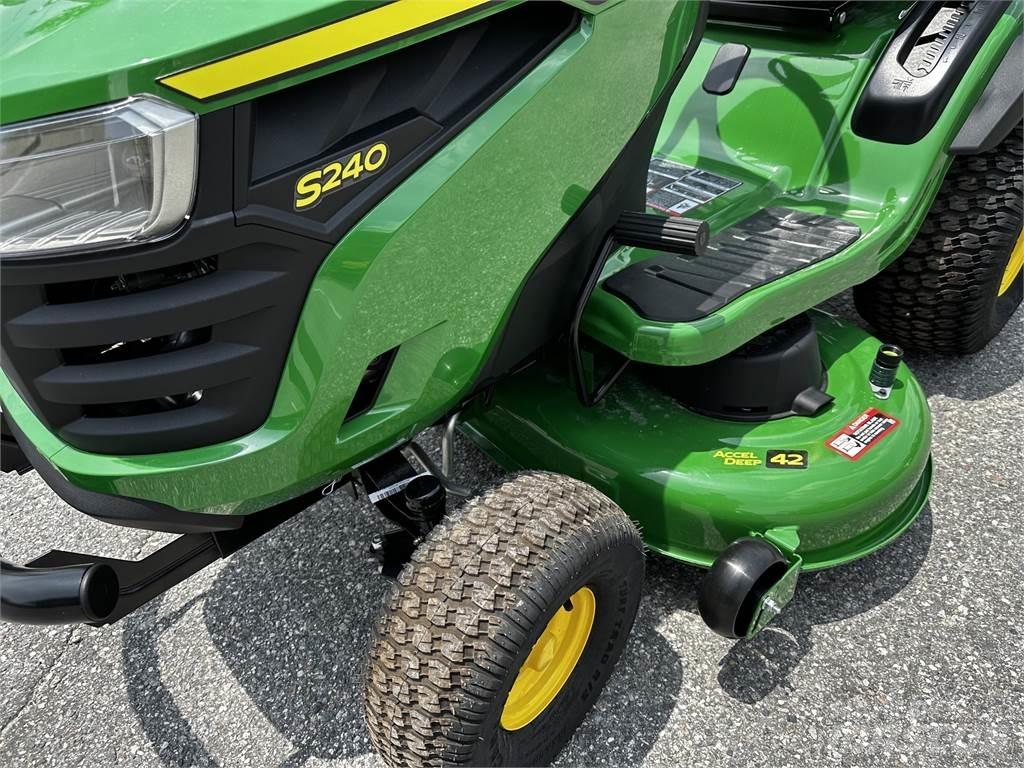 John Deere S240 جرارات مدمجة