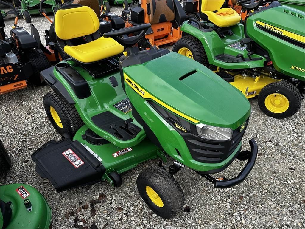 John Deere S240 جرارات مدمجة