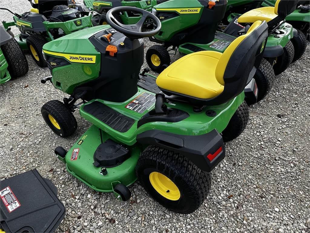John Deere S240 جرارات مدمجة