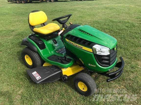 John Deere S240 جرارات مدمجة