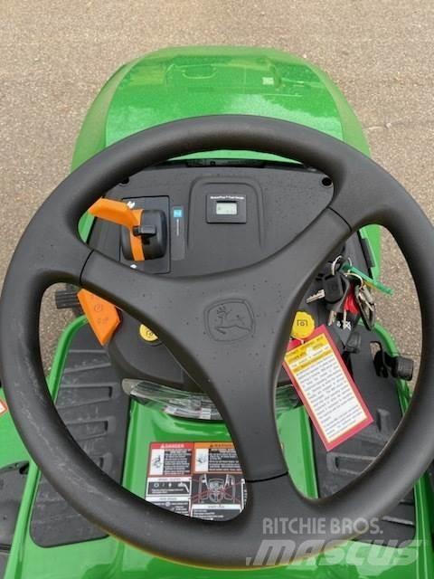 John Deere S240 جرارات مدمجة