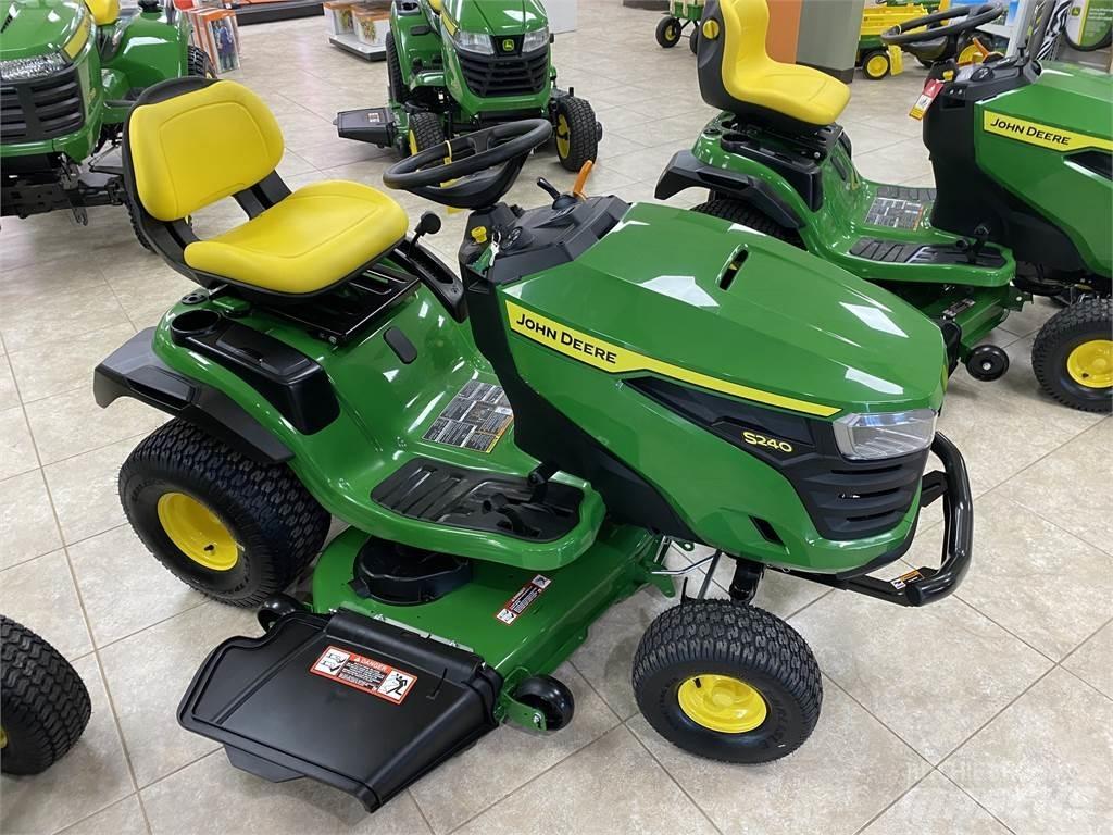 John Deere S240 جرارات مدمجة
