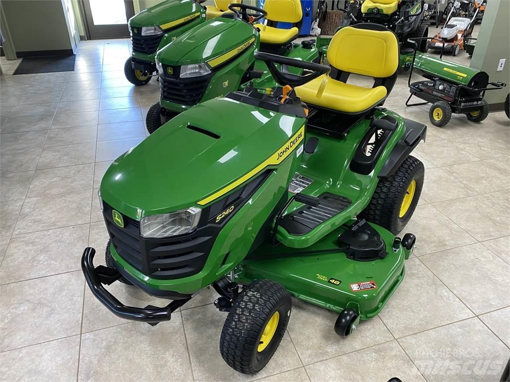 John Deere S240 جرارات مدمجة